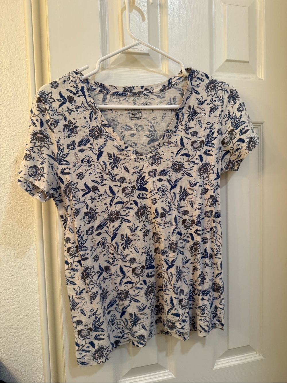 Lucky brand Women’s Blue Floral V-Neck Short Sleeve Top
